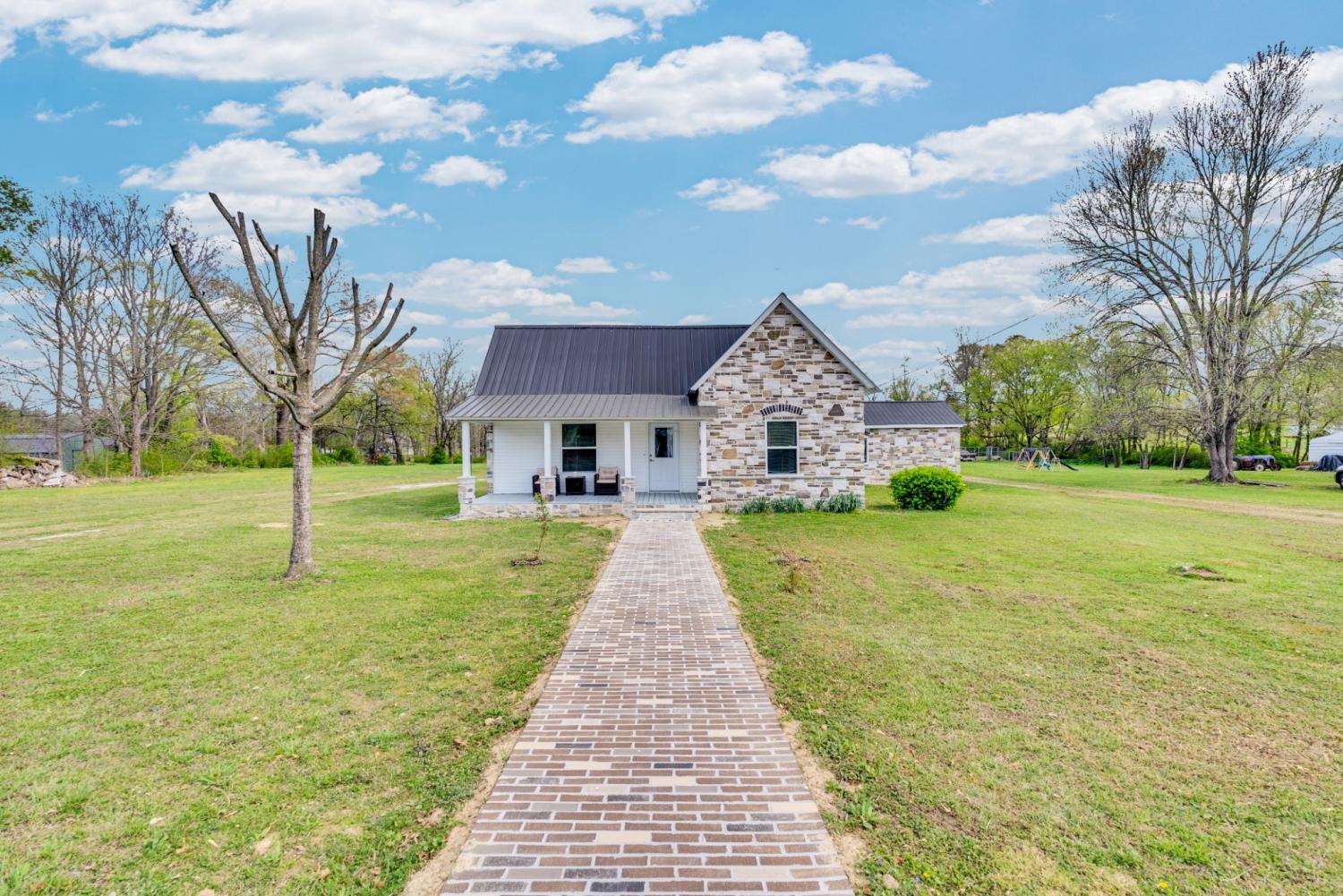 320-W-King-St For Sale