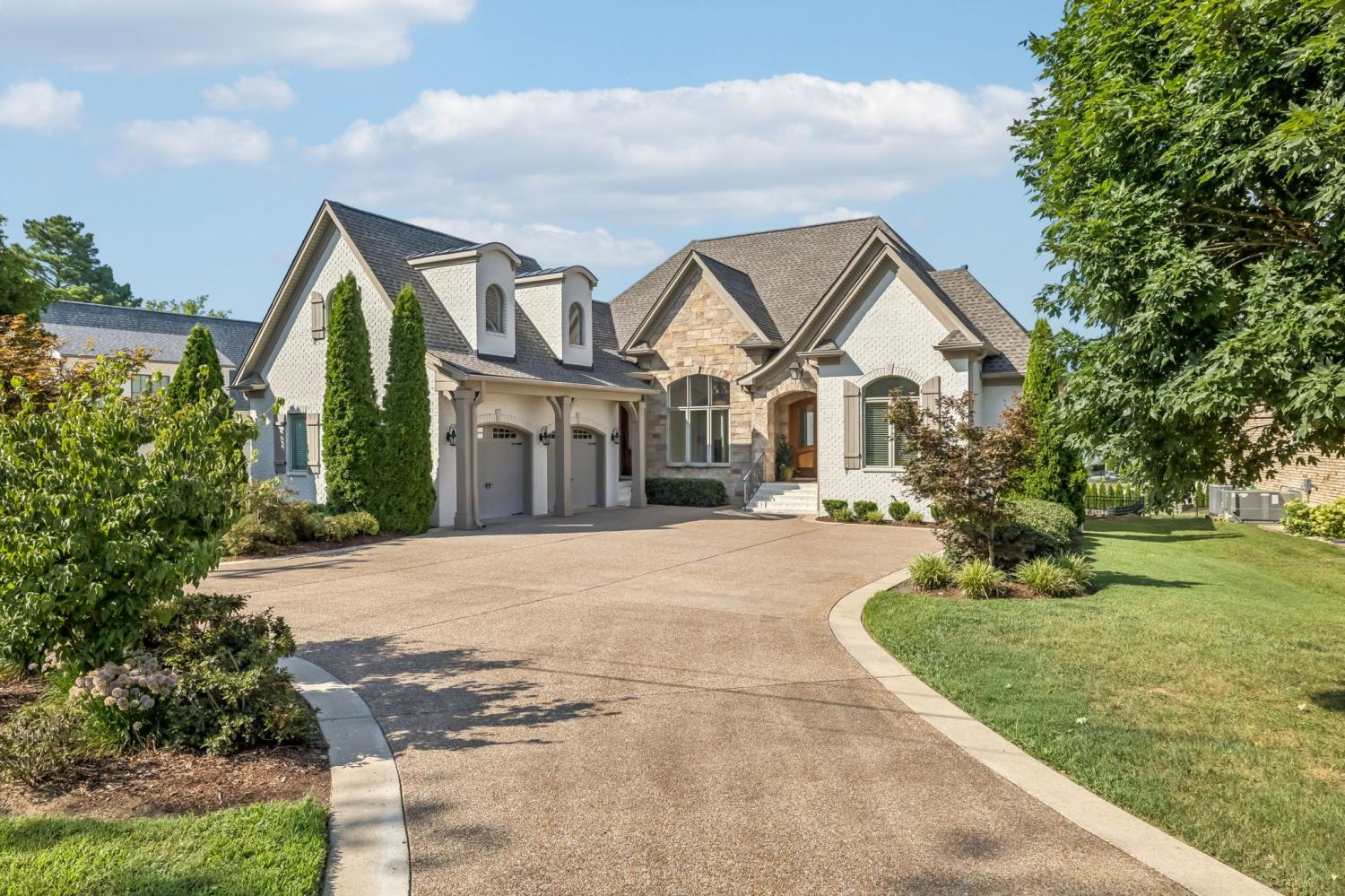 3033-Lakeshore-Dr For Sale