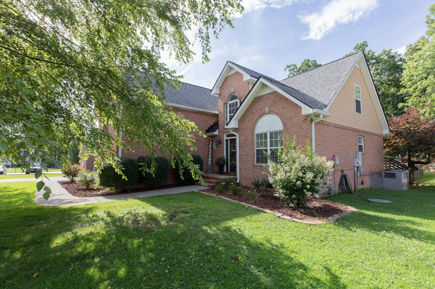 206-Applewood-Dr For Sale