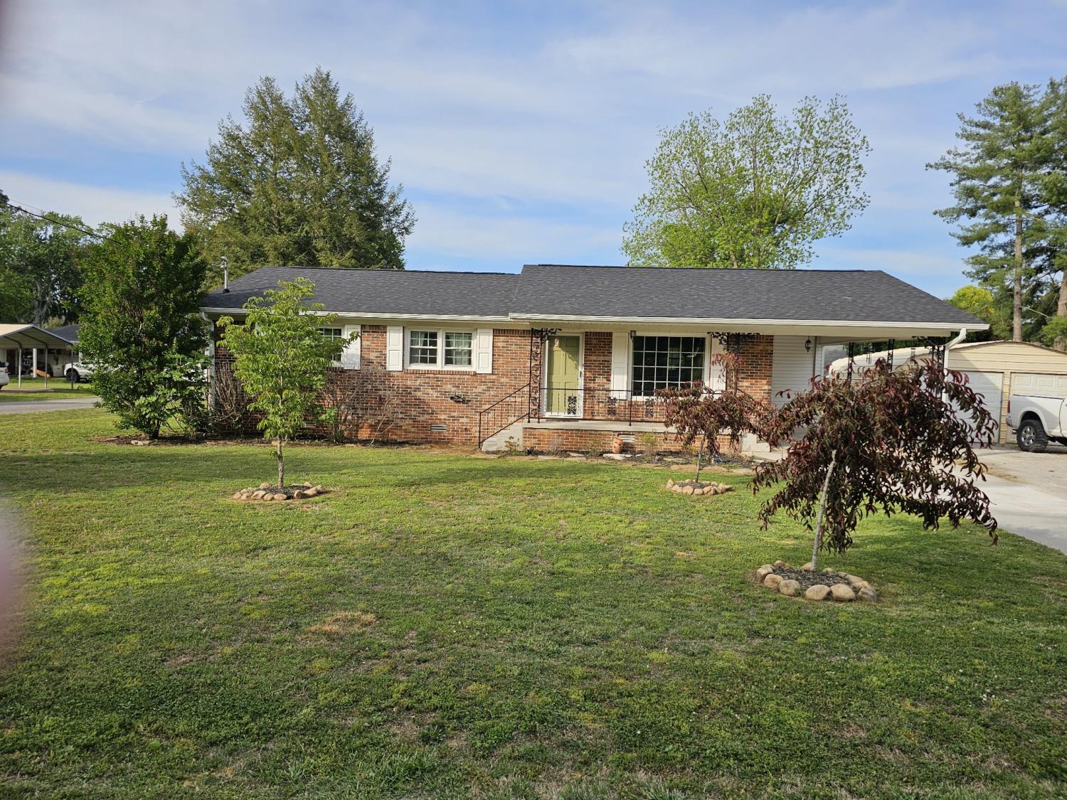 106-Willow-St--N For Sale