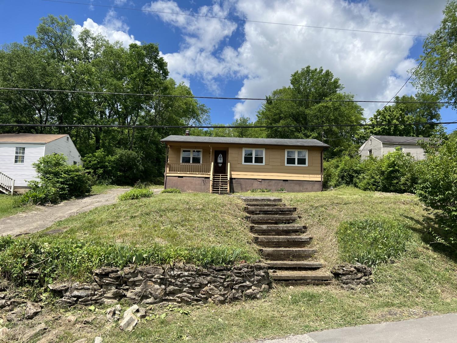 2405-Lloyd-Ave For Sale