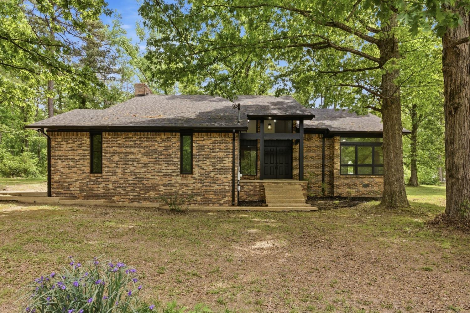 102-Parkwood-Ln For Sale