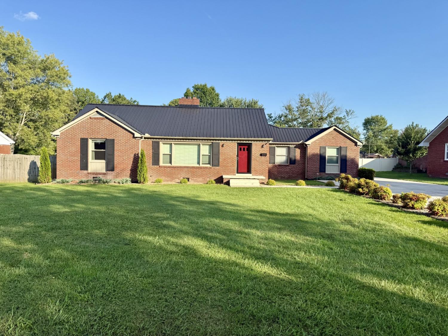 608-Henley-St For Sale