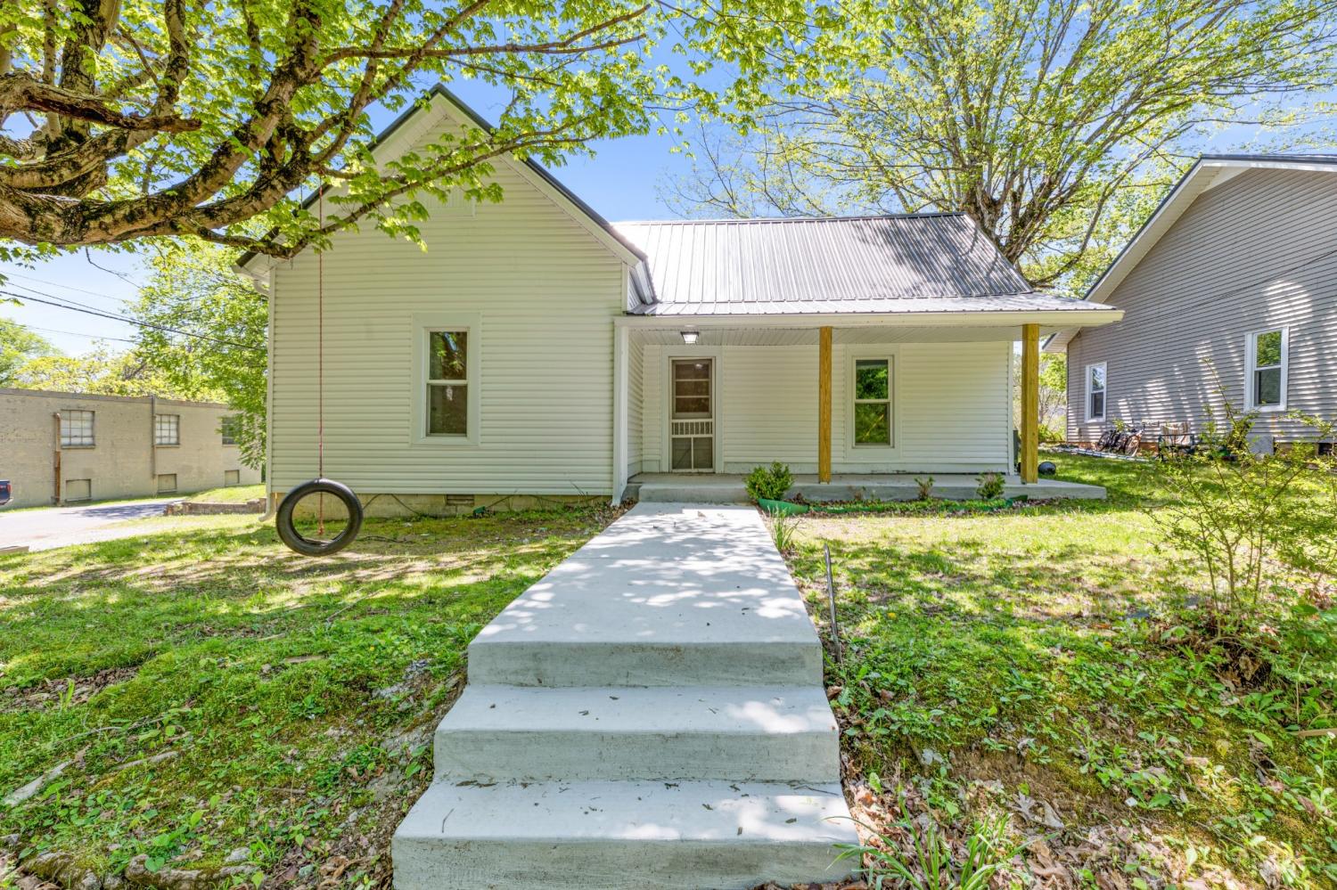 300-W-Railroad-St For Sale