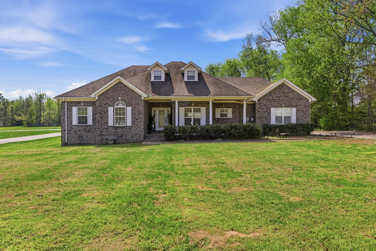 435-Long-St--W For Sale