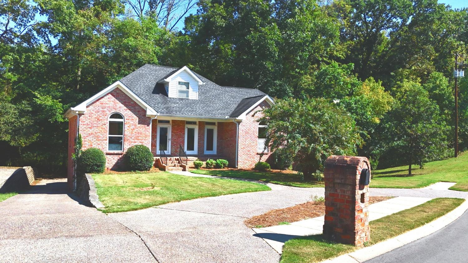 124-Country-Hills-Dr For Sale