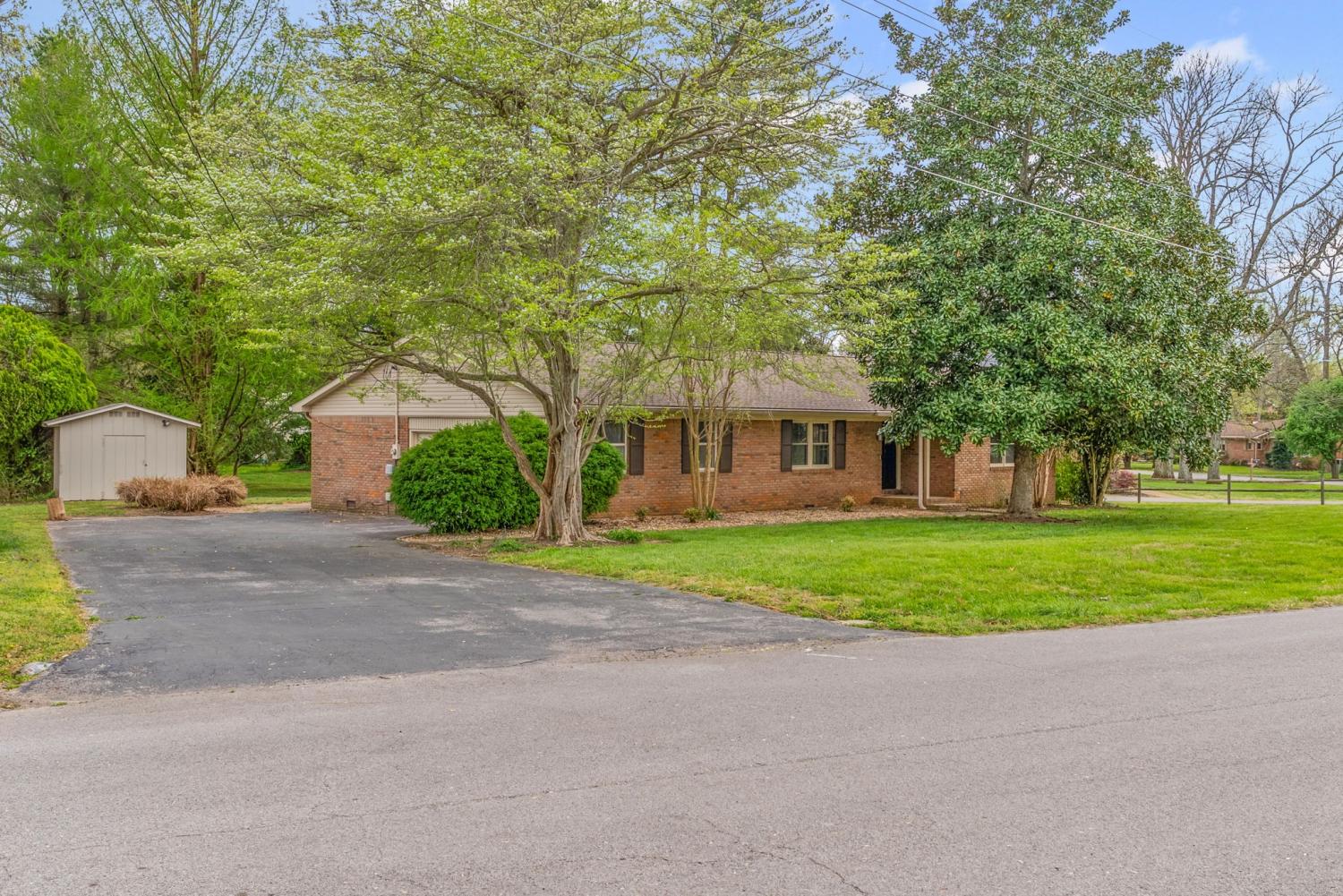 133-Windsor-Dr For Sale