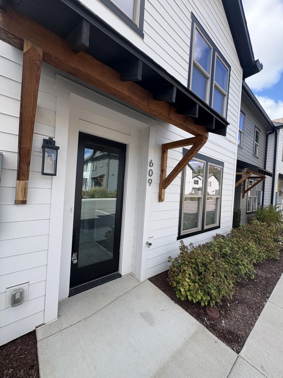 609-Wallace-Ct For Sale