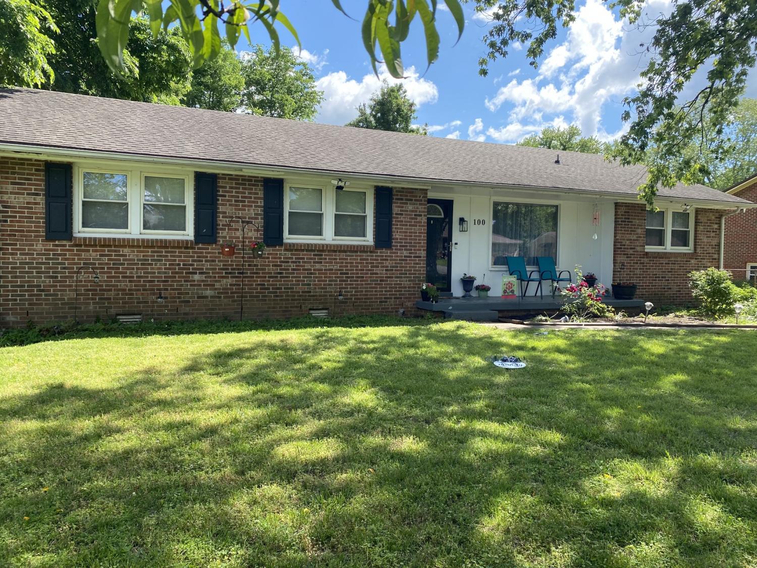 100-Susan-St For Sale