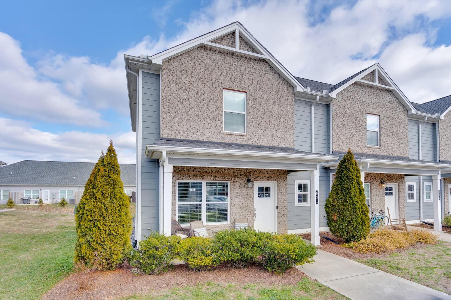 631-NE-Bellingham-Drive--NE For Sale