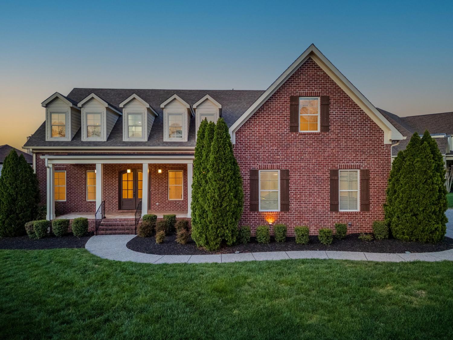 352-Snowden-St--W For Sale