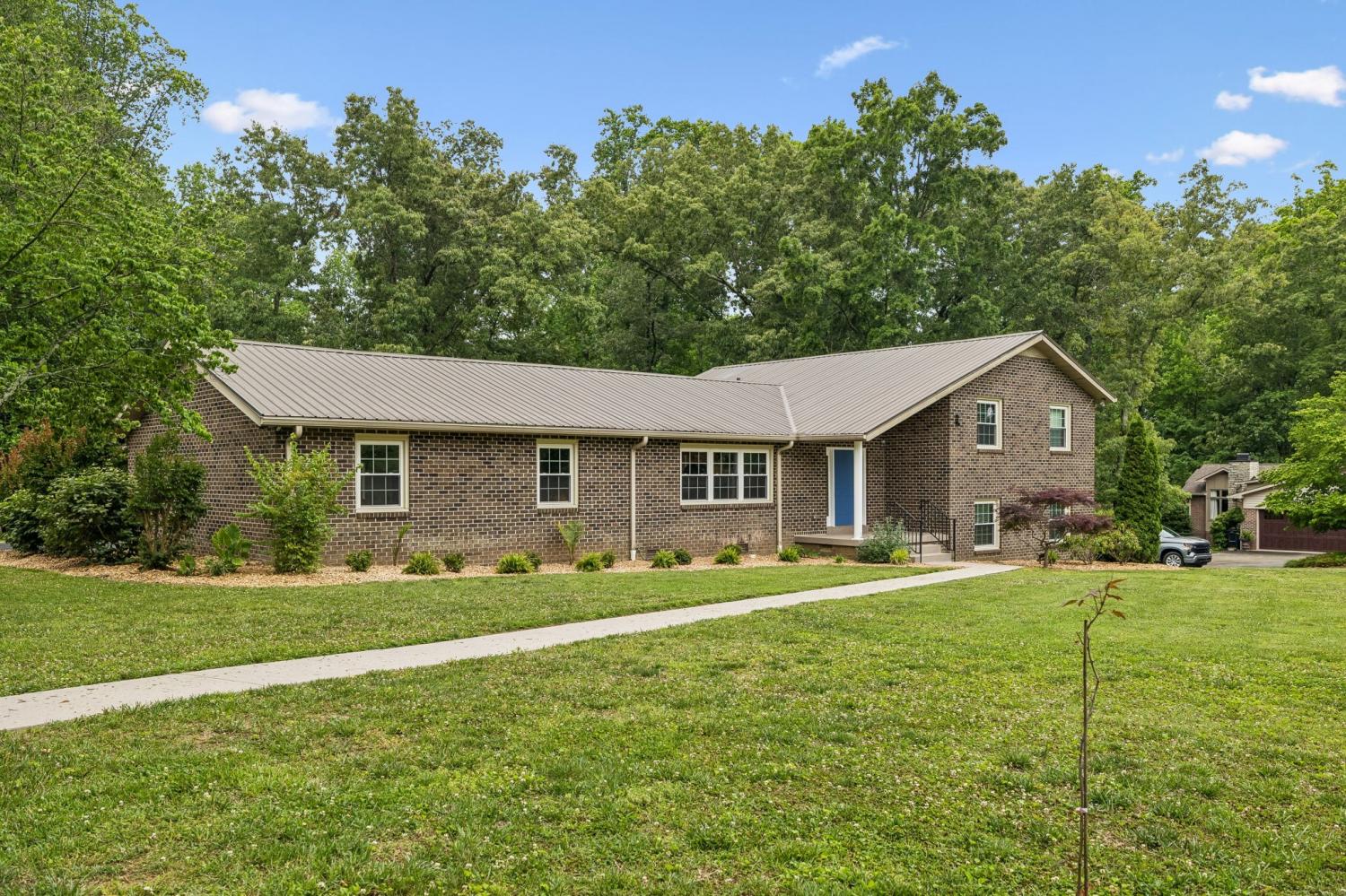 220-Lakewood-Dr For Sale