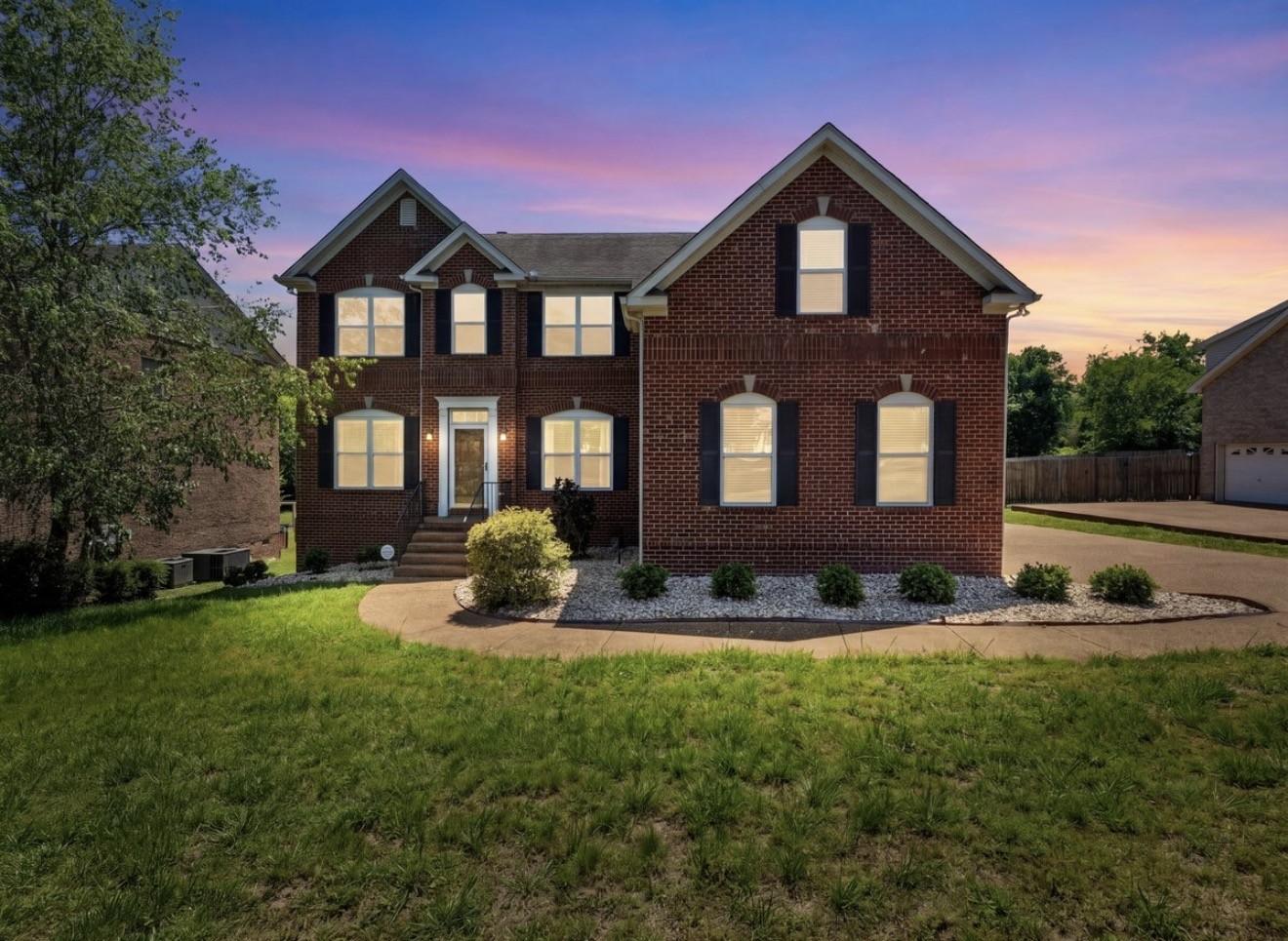 104-Settlers-Way For Sale