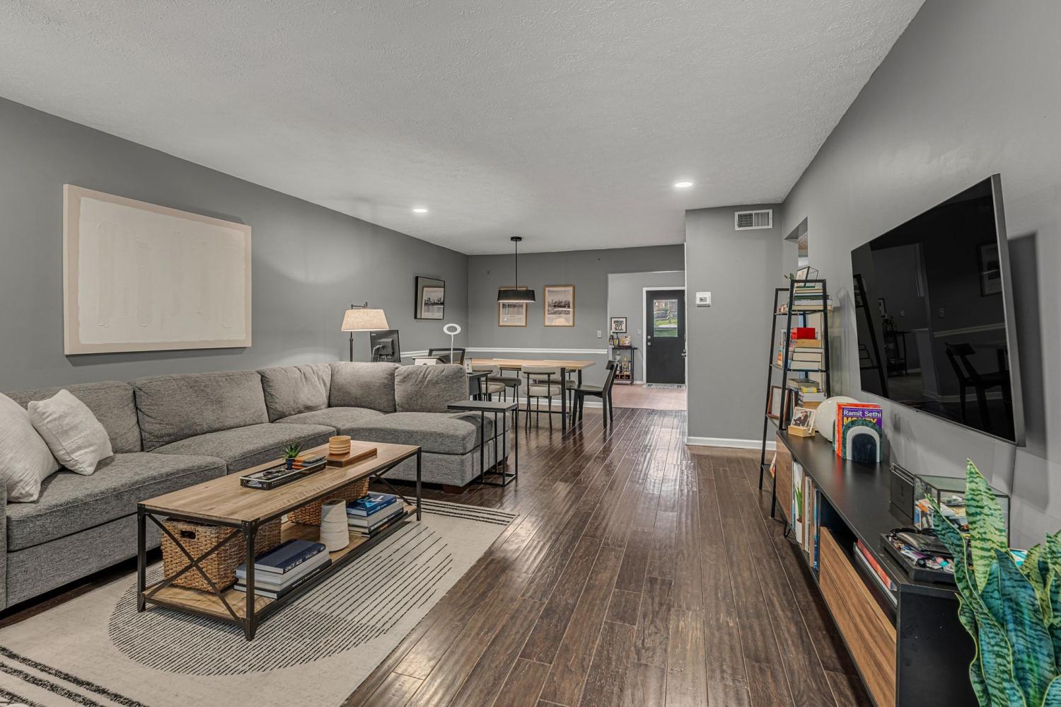 212-Oak-Grove-Dr For Sale