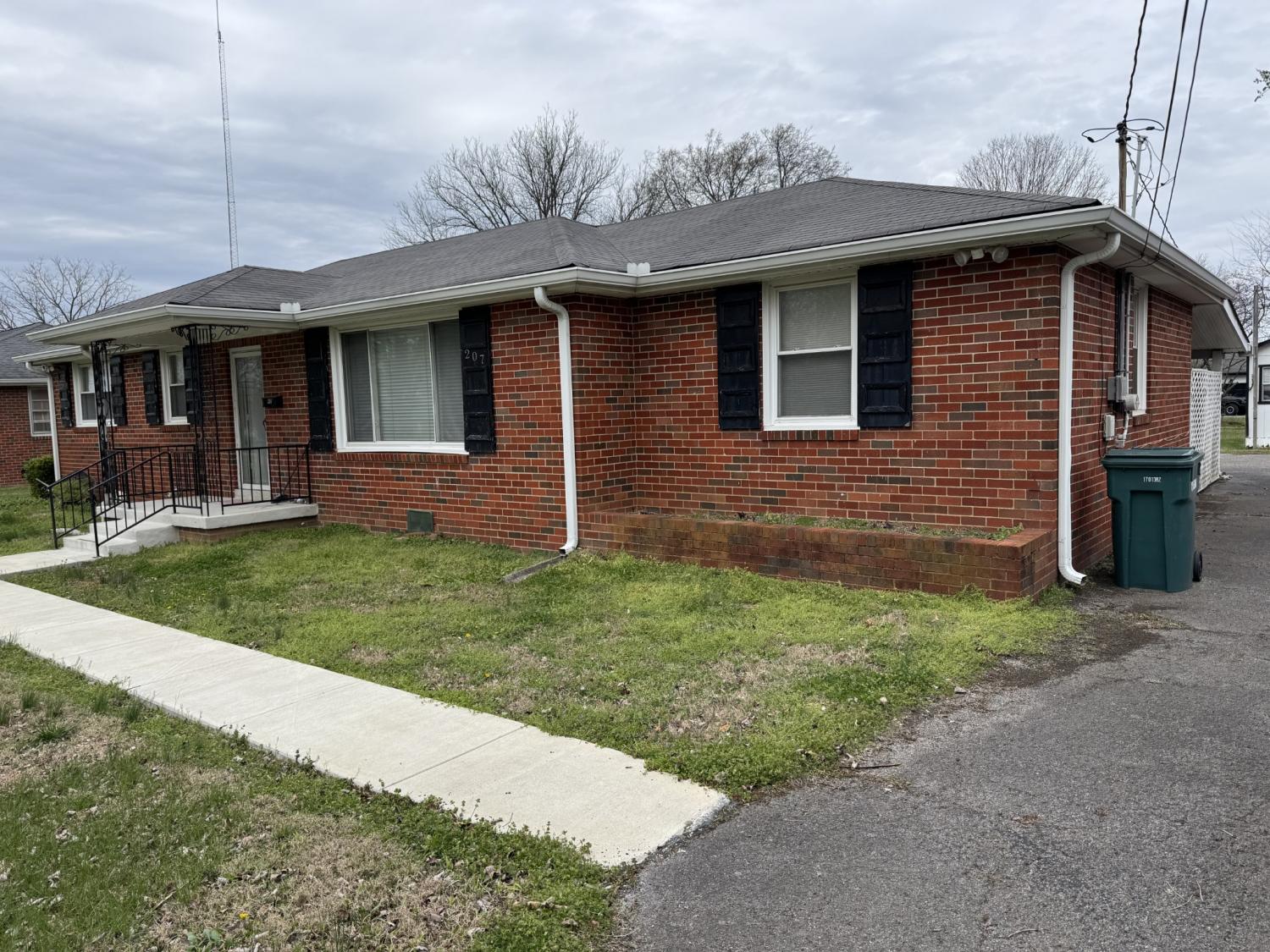 207-Elmwood-Dr For Sale