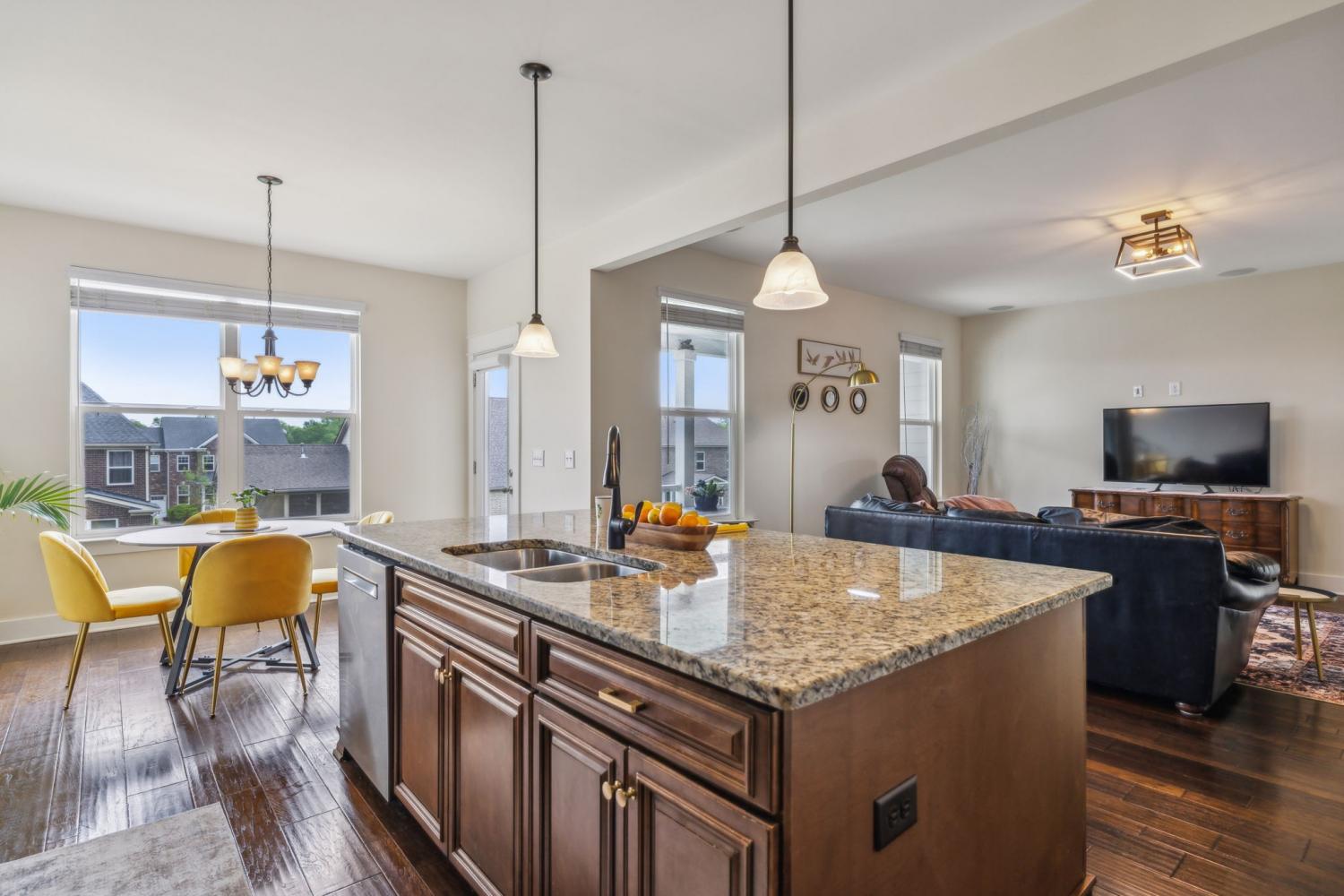 737-Newcomb-St--W For Sale