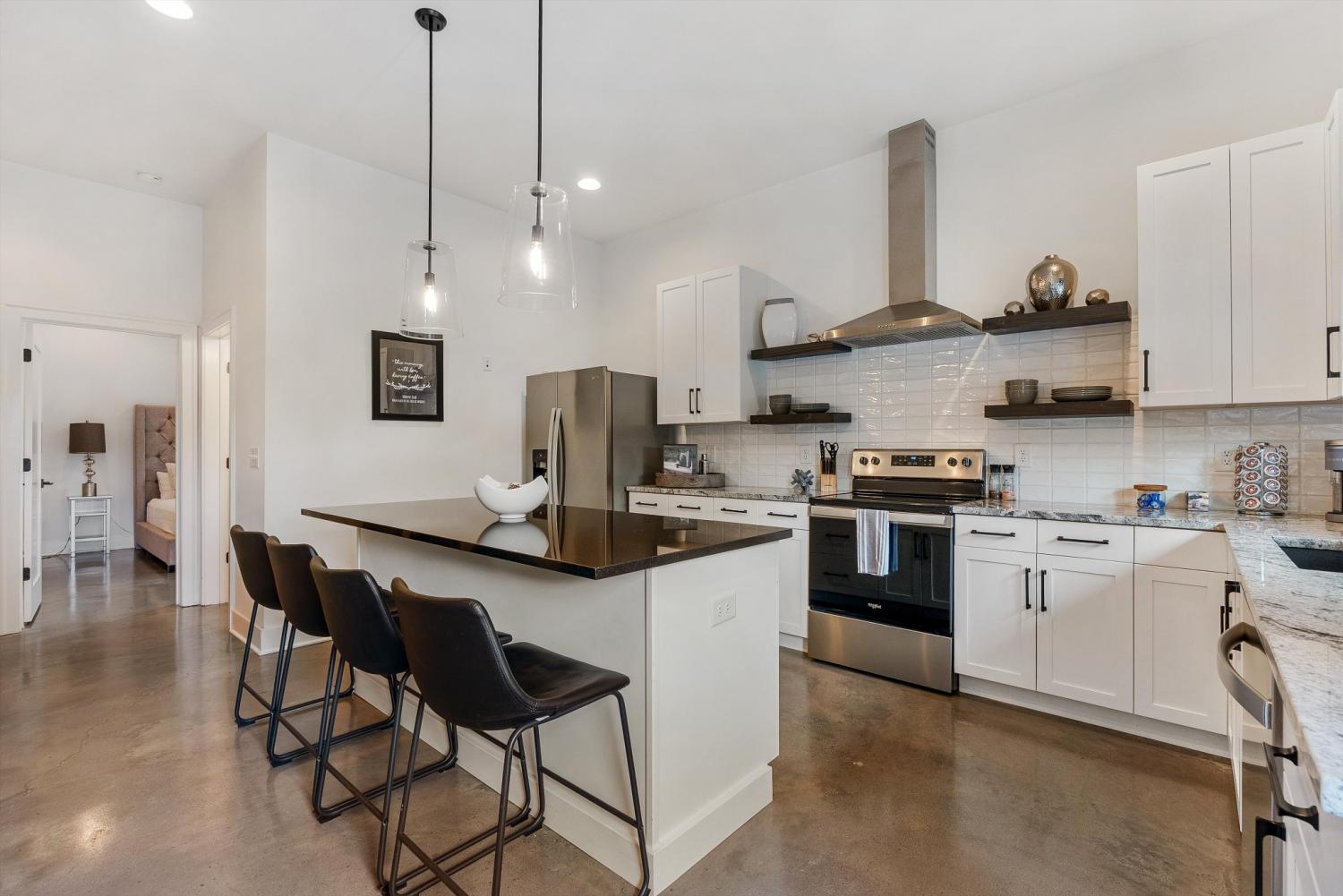 906-N-Maple-St For Sale